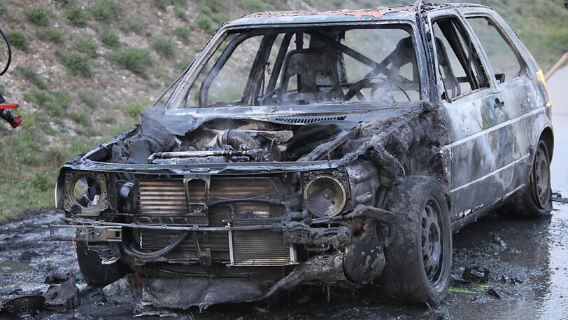 Der VW Golf ist komplett ausgebrannt - die Bilder von der A94.