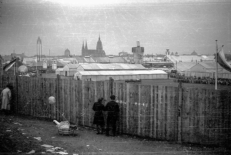 Ja, was sieht man denn da? Ein Zaun an der Thersienwiese rund um das Oktoberfest 1951. Eine neue Erfindung ist der Zaun also nicht...