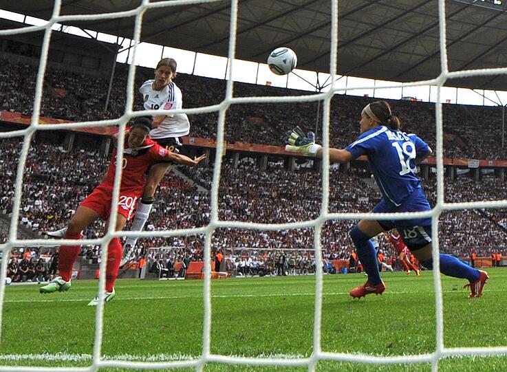 Erzielte per Kopf den ersten Treffer für die deutschen Frauen beim 2:1 gegen Kanada - und versiebte danach eine Groß-Chance: Kerstin Garefrekes.