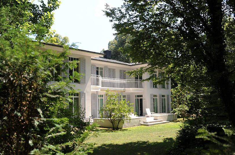 Auf dem Gelände am Schmorellplatz steht eine Villa. Nachbarn fürchten, dass sie abgerissen wird und an der Stelle ein höherer Neubau entsteht.