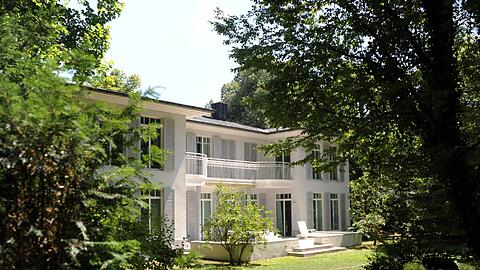 Auf dem Gelände am Schmorellplatz steht eine Villa. Nachbarn fürchten, dass sie abgerissen wird und an der Stelle ein höherer Neubau entsteht.