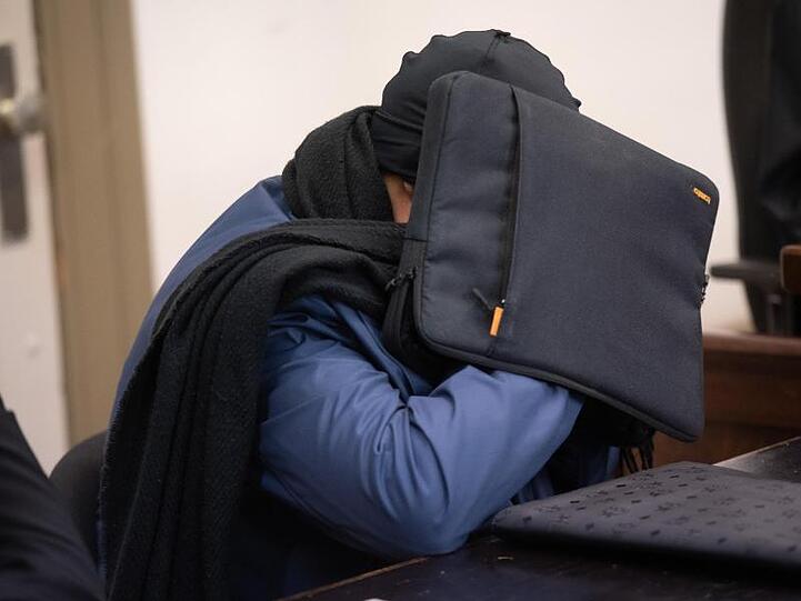 Der 54-jährige Angeklagte sitzt in einem Gerichtssaal im Amtsgericht.