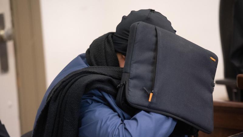 Der 54-jährige Angeklagte sitzt in einem Gerichtssaal im Amtsgericht. Der 54-jährige Angeklagte sitzt in einem Gerichtssaal im Amtsgericht.