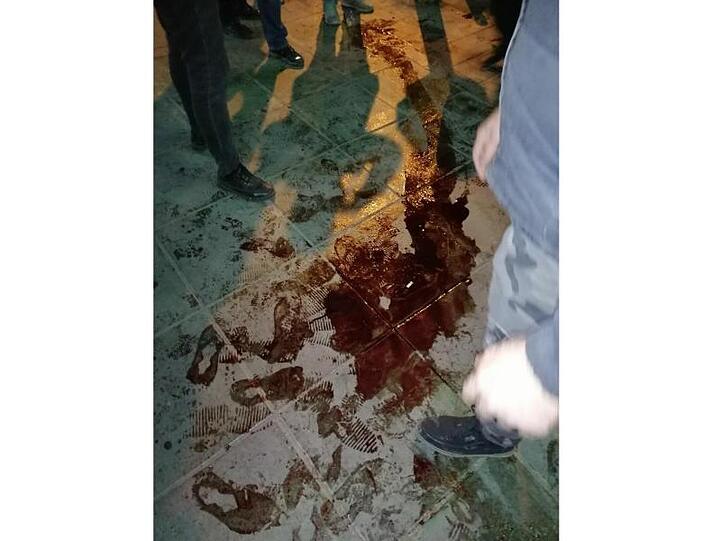 Das Foto vom Center for Human Rights in Iran soll eine Blutlache nach dem Polizeieinsatz zeigen.