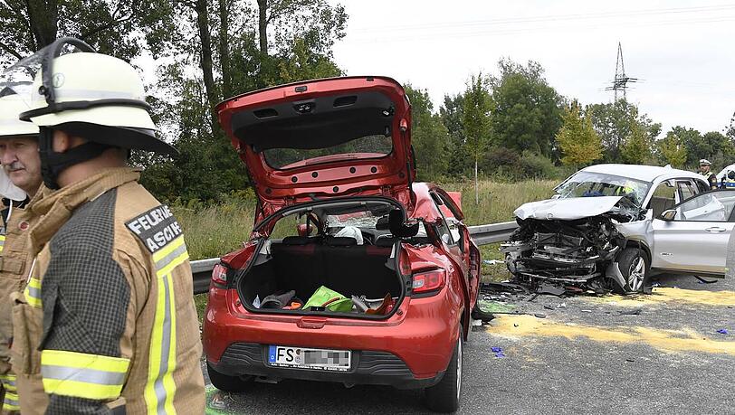 Die Renault-Fahrerin war in den Gegenverkehr geraten und mit einem BMW zusammengestoßen. Die Frau starb noch an der Unfallstelle.