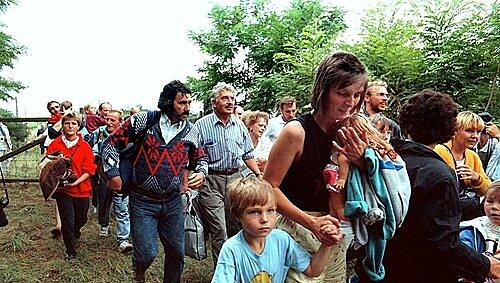DDR-Flüchtlinge gehen im Sommer 1989 von Ungarn aus nach Österreich - wie in Ingo Schulzes Roman „Adam und Evelyn“. DDR-Flüchtlinge gehen im Sommer 1989 von Ungarn aus nach Österreich - wie in Ingo Schulzes Roman „Adam und Evelyn“.