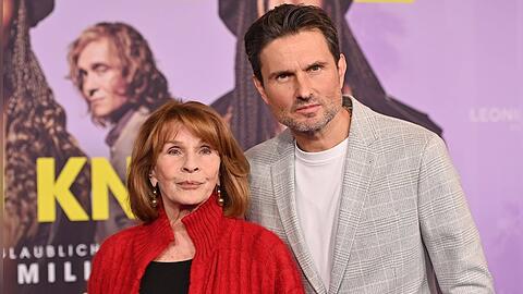 Simon Verhoeven mit seiner Mutter Senta Berger bei der Filmpremiere von "Girl You Know It's True" in München.