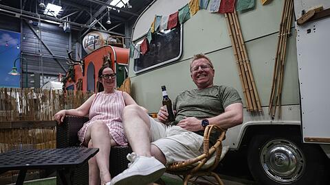 Die englischen Touristen Simon und Anne sind begeistert vom Indoor-Camping in Bonn.