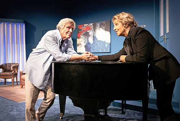 Tiefsinnige Gespr&auml;che: Michaela May und Sigmar Solbach in &bdquo;Der Abschiedsbrief&ldquo;.