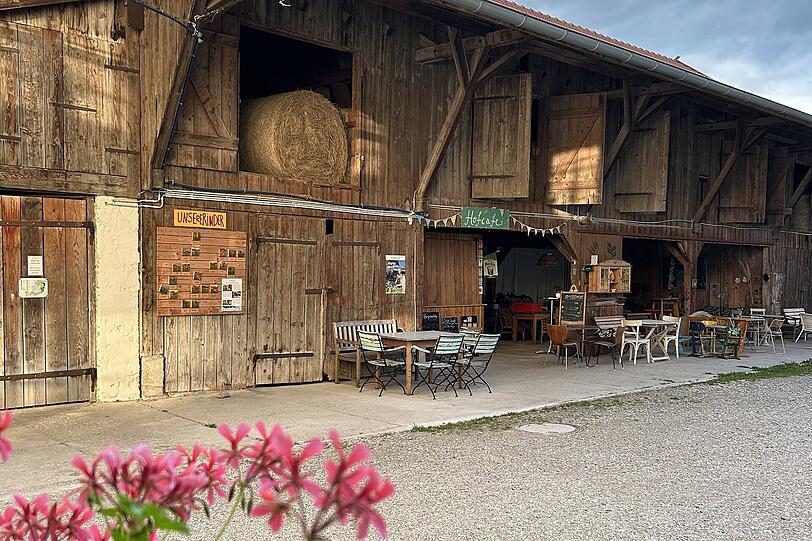 Oben der Heustadel, unten das Hofcafé. Idyllischer geht's nicht. Oben der Heustadel, unten das Hofcafé. Idyllischer geht's nicht.