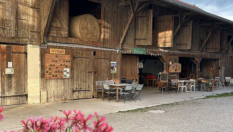 Oben der Heustadel, unten das Hofcafé. Idyllischer geht's nicht. Oben der Heustadel, unten das Hofcafé. Idyllischer geht's nicht.
