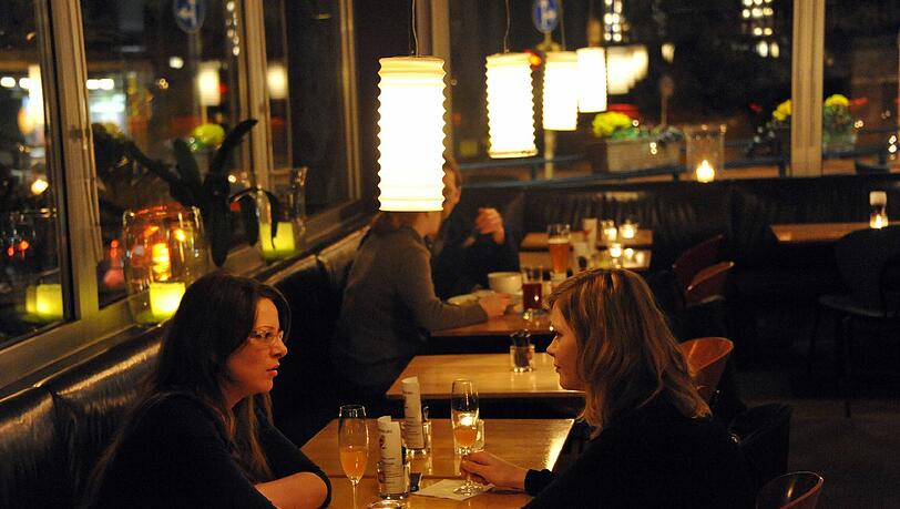 Abends ab 22:30 Uhr kosten die Happy-Hour-Cocktails 5,90 Euro. Abends ab 22:30 Uhr kosten die Happy-Hour-Cocktails 5,90 Euro.