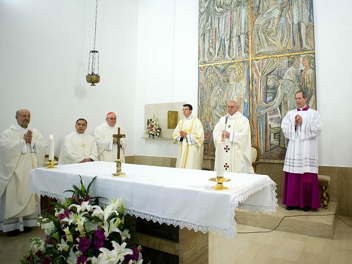 Am Gründonnerstagabend feierte der
neue argentinische Pontifex den traditionellen
Abendmahlsgottesdienst erstmals in einem römischen Jugendgefängnis
