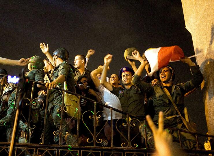 Ausnahmezustand am auf dem Tahrir-Platz in Kairo. Millionen Menschen feiern die Absetzung von Mohammed Mursi durch das ägyptische Militär.