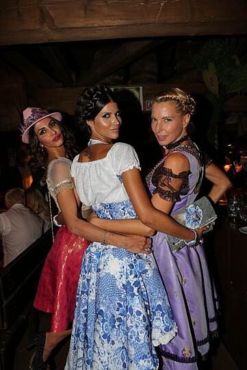 Die drei dürfen im Käferzelt natürlich nicht fehlen: Janina Youssefian (l), Micaela Schäfer und Giulia Siegel.