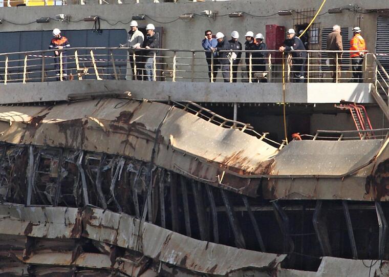 Der Kapitän des havarierten Unglücksschiff Costa Concordia besichtigte am Donnerstag ertmals das Wrack. Die Bilder!