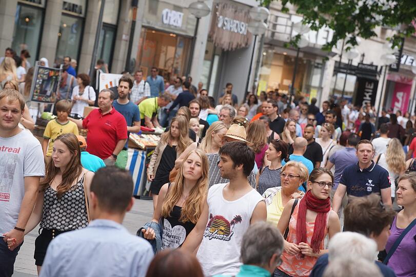 Voll: Die Fußgängerzone am verkaufsoffenen Sonntag.