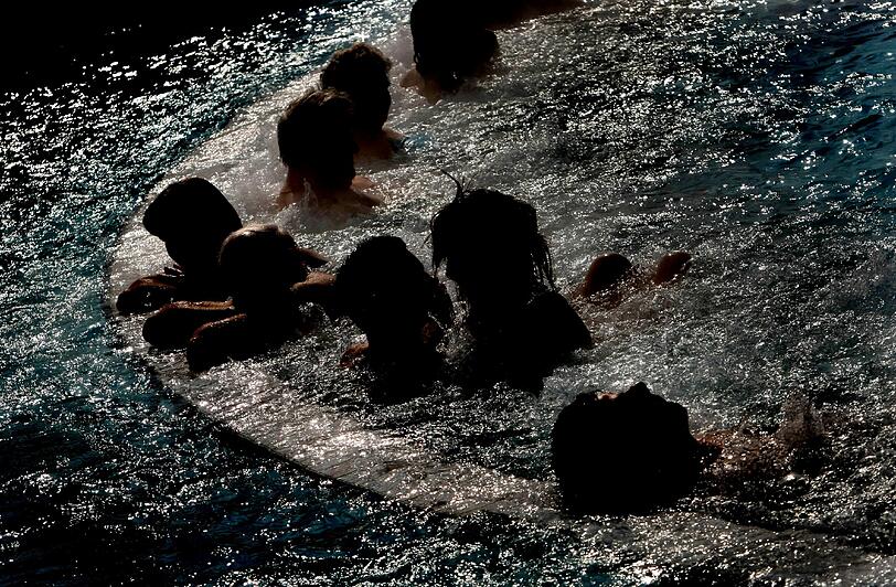 Weil sie sich in einem Becken unsittlich näher kamen, bekommt das Paar jetzt Strafen aufgebrummt, die im Sinne des Jugendgerichtsgesetzes als "Zuchtmittel" betrachtet werden.