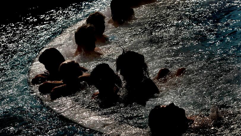 Weil sie sich in einem Becken unsittlich näher kamen, bekommt das Paar jetzt Strafen aufgebrummt, die im Sinne des Jugendgerichtsgesetzes als "Zuchtmittel" betrachtet werden. Weil sie sich in einem Becken unsittlich näher kamen, bekommt das Paar jetzt Strafen aufgebrummt, die im Sinne des Jugendgerichtsgesetzes als "Zuchtmittel" betrachtet werden.