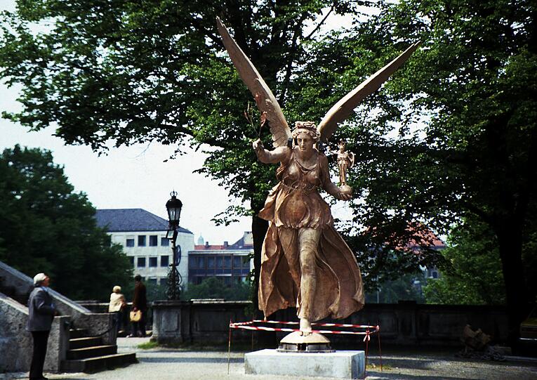 Ein Engel auf Erden: die restaurierte Figur am Fuße des Denkmals, Anfang der Achtziger. Die letzte Restaurierung war 1999.