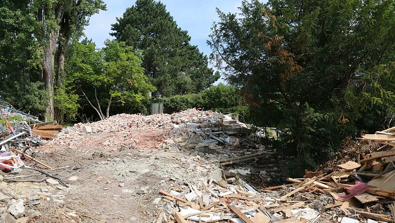 Steine und Holz liegen über dem gesamten Grundstück verteilt. Steine und Holz liegen über dem gesamten Grundstück verteilt.