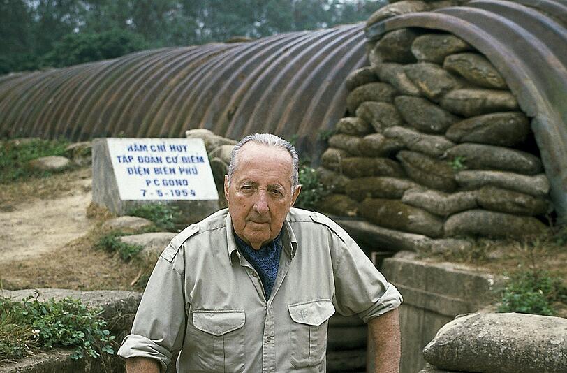 Peter Scholl-Latour vor dem ehemaligen französischen Befehlsbunker der Dschungelfestung Dien Bien Phu, wo 1954 der erste Indochinakrieg verloren ging.