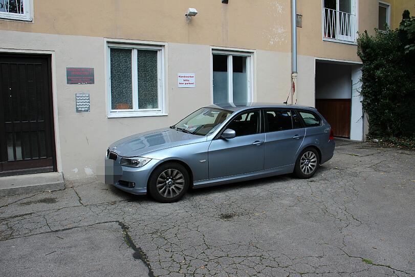 Mord in der Au: Die 91-Jährige Anna S. ist getötet worden. Die Polizei sucht im Umfeld der Wohnung in der Dollmannstraße nach Hinweisen und Spuren. Die Bilder vom Tatort...