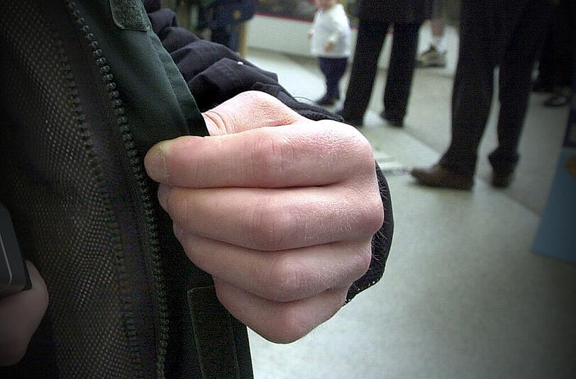 Der Ladendieb wurde wiedererkannt und danach von der Polizei festgenommen. Jetzt sitzt er in der JVA Stadelheim. (Symbolbild)