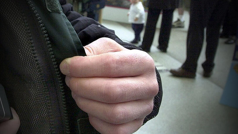 Der Ladendieb wurde wiedererkannt und danach von der Polizei festgenommen. Jetzt sitzt er in der JVA Stadelheim. (Symbolbild) Der Ladendieb wurde wiedererkannt und danach von der Polizei festgenommen. Jetzt sitzt er in der JVA Stadelheim. (Symbolbild)