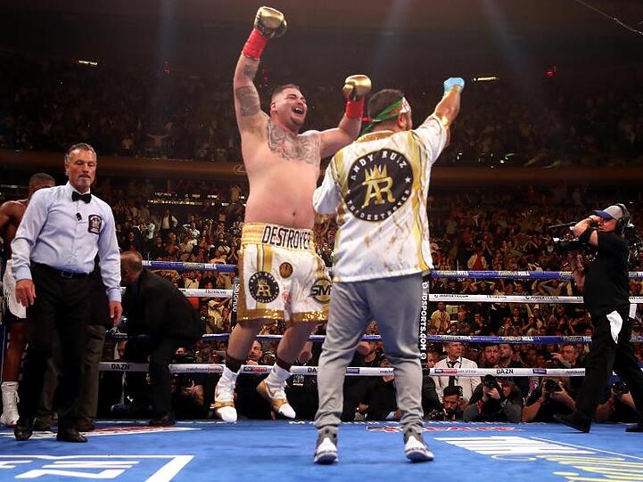 Andy Ruiz Jr. (M.) hüpft vor Freude nach seinem Sieg.