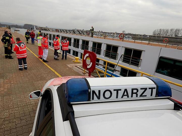 Rettungskräfte nehmen das Kabinenschiff in Empfang, das manövrierunfähig auf dem Rhein trieb.