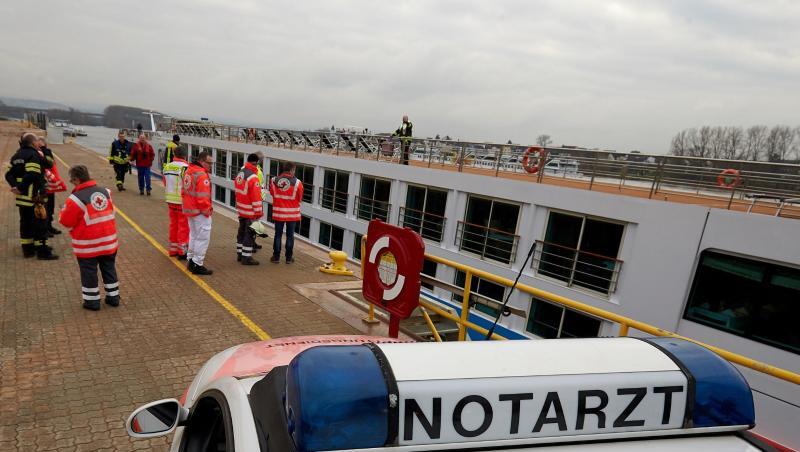 Rettungskräfte nehmen das Kabinenschiff in Empfang, das manövrierunfähig auf dem Rhein trieb. Rettungskräfte nehmen das Kabinenschiff in Empfang, das manövrierunfähig auf dem Rhein trieb.