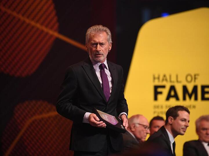 Paul Breitner wünscht sich mehr Konkurrenzkampf an der Spitze der Fußball-Bundesliga.