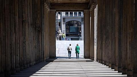 Säulengang vor der Alten Nationalgalerie und dem Neuen Museum auf der Berliner Museumsinsel.