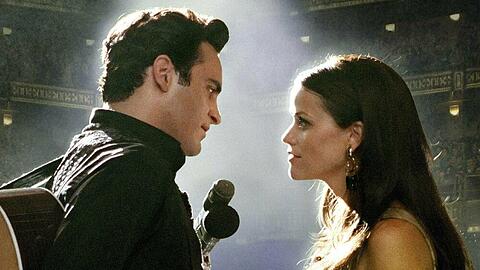 "Walk the Line": Johnny Cash (Joaquin Phoenix) macht June Carter (Reese Witherspoon) einen Hochzeitsantrag - diesmal auf der Bühne.