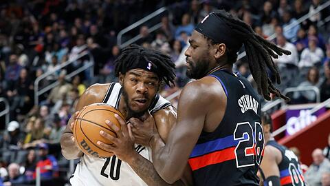 Isaiah Stewart (r) und Detroit Pistons besiegten die Brooklyn Nets.