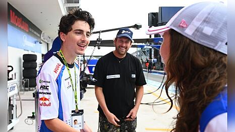 Timothée Chalamet (l.) schüttelte Hände in der Box.