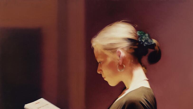 Gerhard Richters &bdquo;Lesende&ldquo; zieht einen fast magisch an und man f&uuml;hlt sich an die kontemplativen, in sich gekehrten Frauen in den Werken Jan Vermeers erinnert. Vorbild war Richters dritte Ehefrau Sabine Moritz.