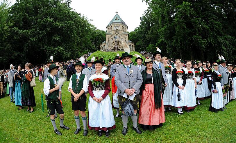 Monarchie-Fans würdigen 125. Todestag von Ludwig II. &ndash; Gedenkmesse am Starnberger See &ndash; Satirisches Contra: Mit Badeente und Taucherbrille zum Gedenkkreuz. Die Eindrücke aus Berg