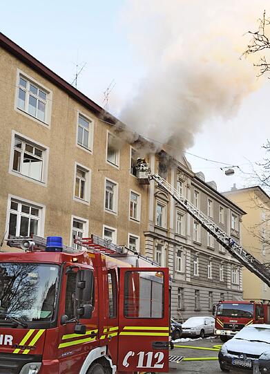 Oettingenstr.: Bei Ankunft der Feuerwehr dringt dichter, schwarzer Rauch aus den Fenstern einer Wohnung. Kurz darauf kommt es zur Durchzündung. Die Fensterscheiben platzen und Flammen schlagen heraus. Alle Bewohner des Hauses konnten sich selbst in Sicherheit bringen. Für die umfangreichen Nachlöscharbeiten wird die Fehlbodendecke geöffnet. Mindestens 100.000 € Schaden sind zu beziffern.