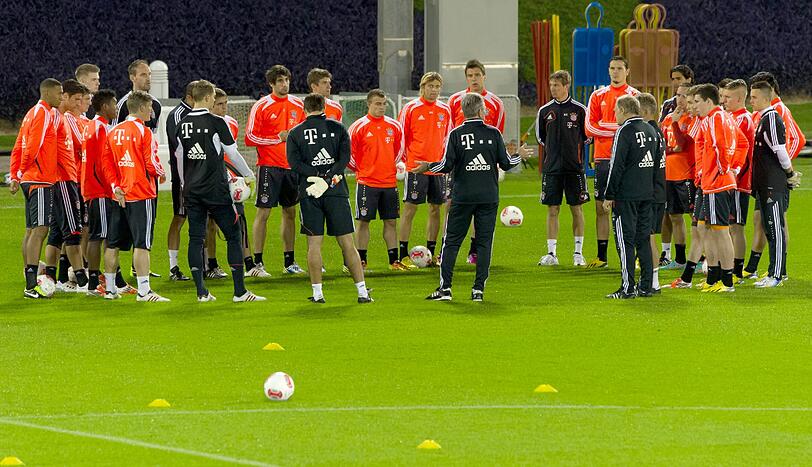 Die Mannschaft bespricht sich - Coach Jupp Heynckes hat einiges zu sagen.
