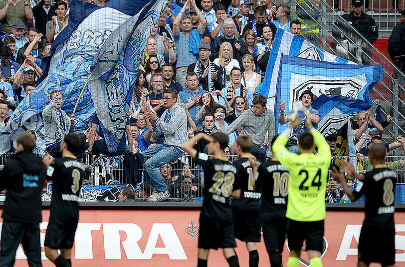 Die Löwen feiern mit den mitgereisten Fans nach dem 2:1-Sieg gegen den FC St. Pauli im Millerntor-Stadion!
