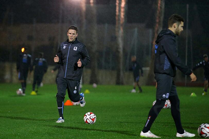 Laufen und kicken an der Sonnenküste in Marbella: Die erste Trainingseinheit der Löwen in Spanien.