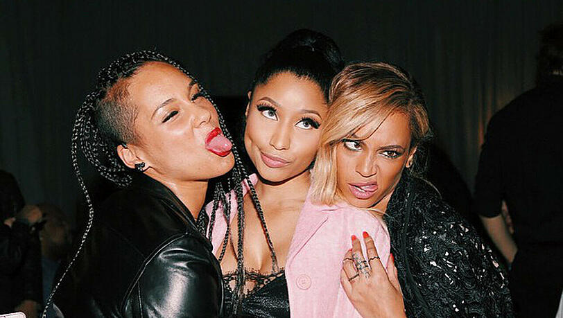 Nicki Minaj (Mitte) verdreht bei den Faxen ihrer Kollegen die Augen Nicki Minaj (Mitte) verdreht bei den Faxen ihrer Kollegen die Augen