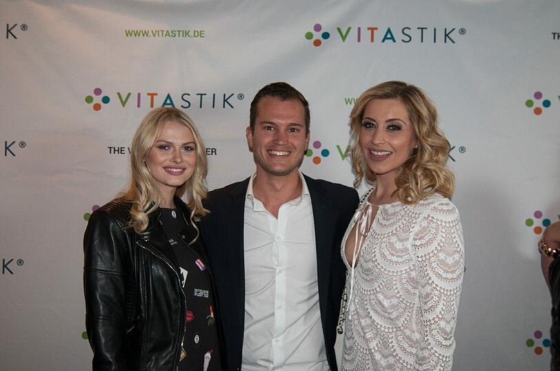 Die ehemalige GNTM-Kandidatin Darya Strelnikova mit Johannes Schmid (Geschäftsführer VitaStik) und Verena Kerth  (v.l.)