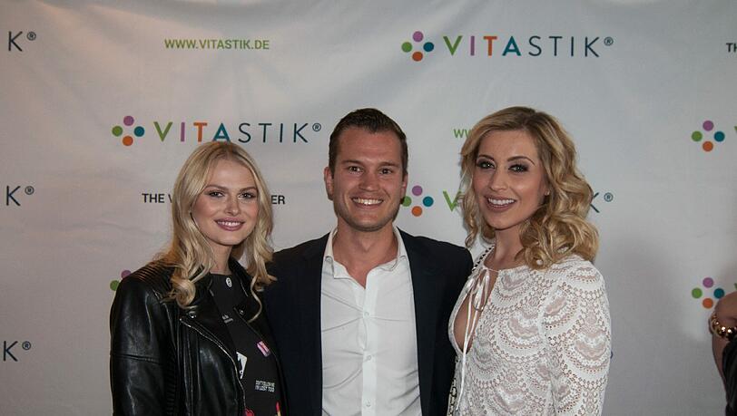 Die ehemalige GNTM-Kandidatin Darya Strelnikova mit Johannes Schmid (Geschäftsführer VitaStik) und Verena Kerth (v.l.) Die ehemalige GNTM-Kandidatin Darya Strelnikova mit Johannes Schmid (Geschäftsführer VitaStik) und Verena Kerth (v.l.)