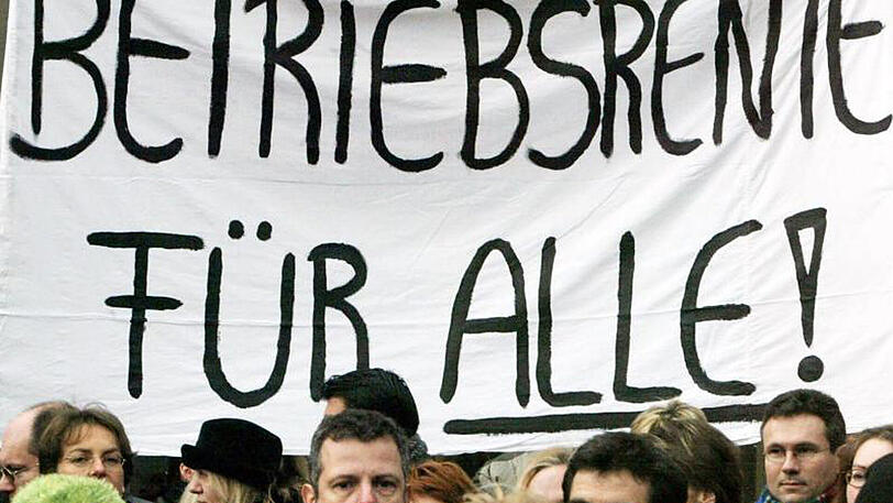Mitarbeiter einer Firma demonstrieren für den Erhalt ihrer Betriebsrente (Archivfoto).