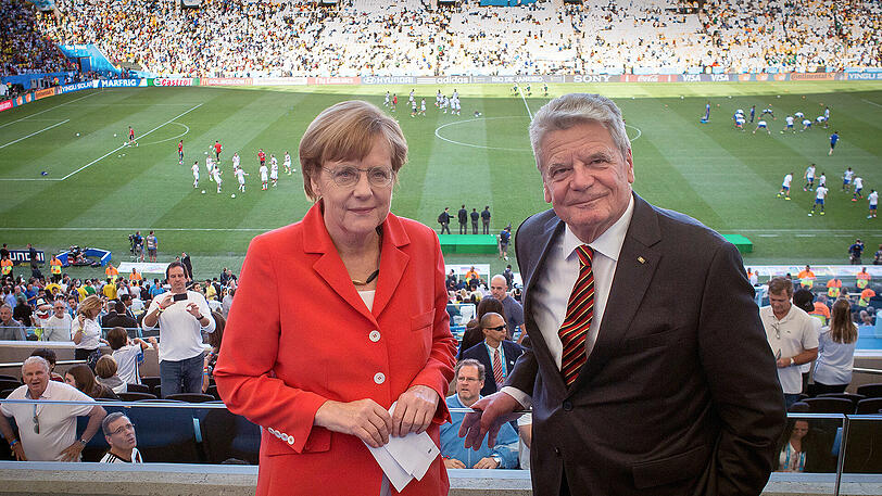 Bundeskanzlerin Angela Merkel und der damalige Bundespräsident Joachim Gauck vor dem WM-Finale 2014 zwischen Deutschland und Argentinien im Maracana-Stadion von Rio de Janeiro.