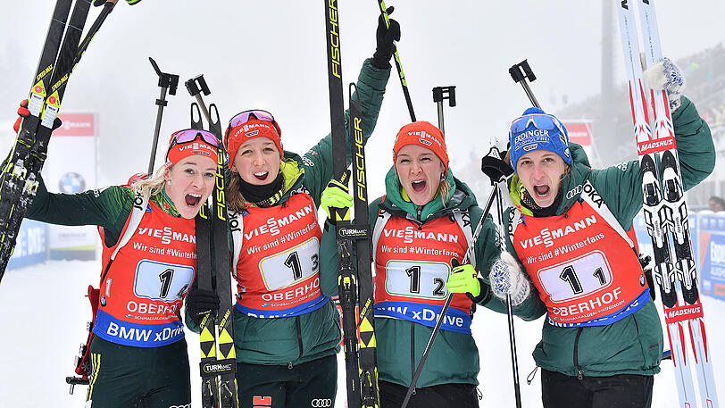 Vanessa Hinz, Denise Herrmann, Franziska Preuß und Maren Hammerschmidt (v.l.) freuen sich im Ziel über den zweiten Platz.