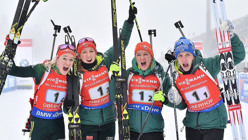 Vanessa Hinz, Denise Herrmann, Franziska Preuß und Maren Hammerschmidt (v.l.) freuen sich im Ziel über den zweiten Platz. Vanessa Hinz, Denise Herrmann, Franziska Preuß und Maren Hammerschmidt (v.l.) freuen sich im Ziel über den zweiten Platz.